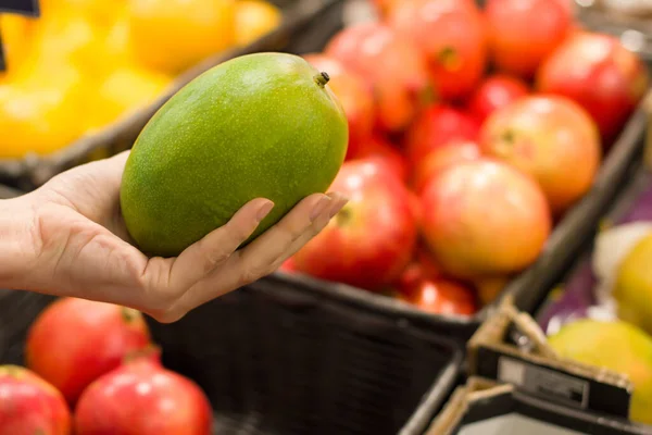 Жінка Вибирає Манго Супермаркеті Концепція Здорової Їжі Біо Вегетаріанська Дієта — стокове фото