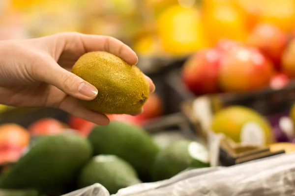 Жінка Вибирає Ківі Супермаркеті Концепція Здорової Їжі Біо Вегетаріанська Дієта — стокове фото