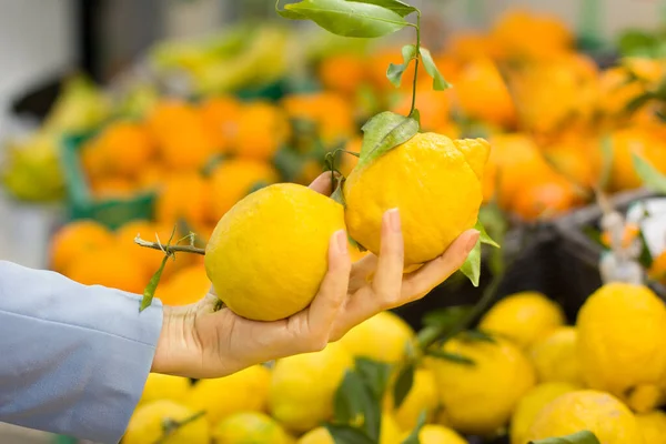Жінка Рука Вибирає Лимони Супермаркеті — стокове фото