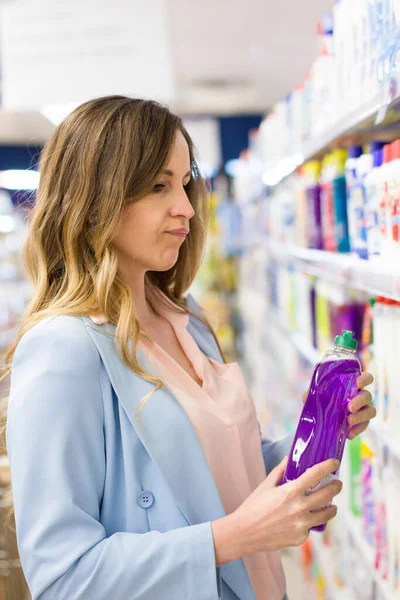 Mulher Escolher Detergentes Produtos Supermercado Informação Produto Leitura — Fotografia de Stock