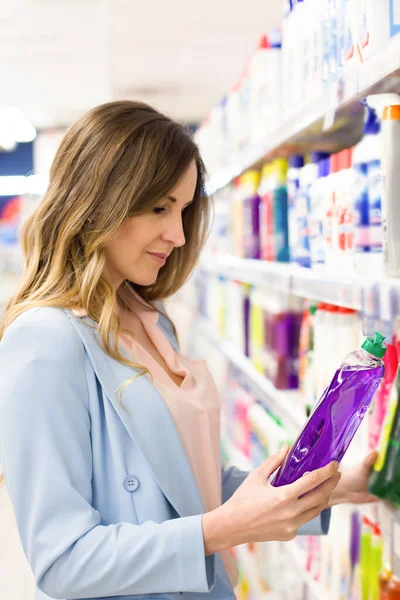 Mulher Escolher Detergentes Produtos Supermercado Informação Produto Leitura — Fotografia de Stock