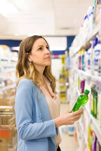 Mujer Eligiendo Productos Detergentes Supermercado Leer Información Del Producto — Foto de Stock