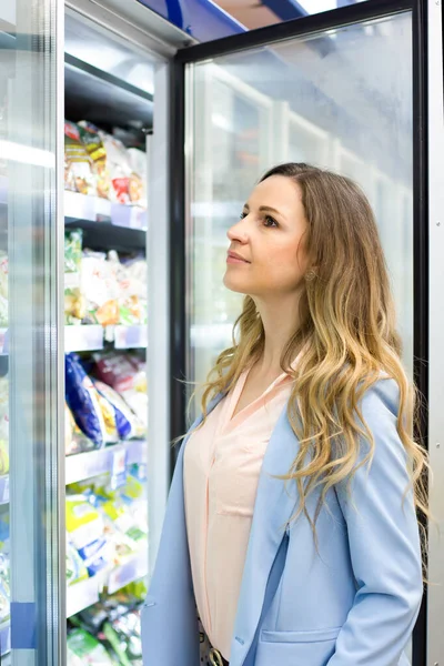 Frau Wählt Ein Tägliches Produkt Supermarkt Lesen Von Produktinformationen Konzept — Stockfoto
