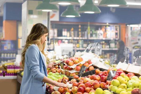 Mulher Escolhendo Produtos Diários Supermercado Informações Sobre Produto Leitura Conceito — Fotografia de Stock