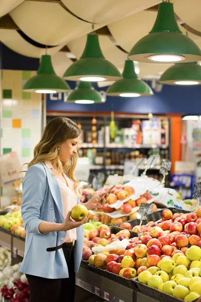 Mulher Escolhendo Produtos Diários Supermercado Informações Sobre Produto Leitura Conceito — Fotografia de Stock