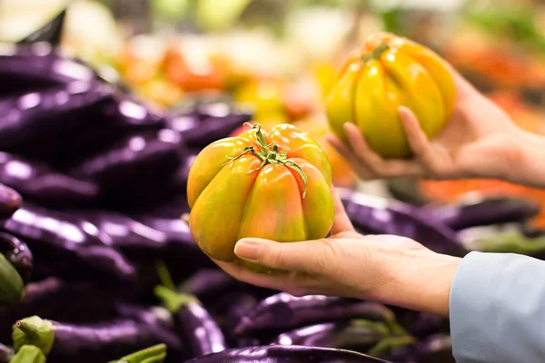 Жіноча Рука Вибирає Помідор Супермаркеті Концепція Здорової Їжі Біо Вегетаріанська — стокове фото