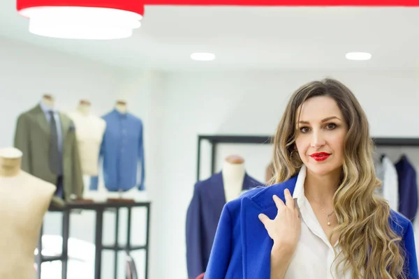 Une Femme Dans Magasin Tailleurs Vêtements Sur Mesure Cherche Une — Photo