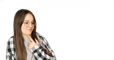 Şirin, kıvırcık saçlı, beyaz arka planda komik surat yapan genç bir kız. Boşluğu kopyala.