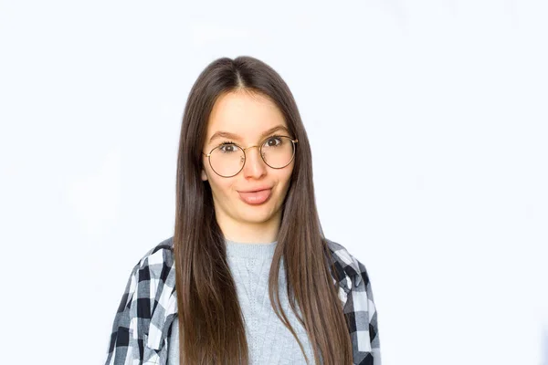 Carino Giovane Ragazza Con Capelli Ricci Volubili Rendendo Faccia Divertente — Foto Stock