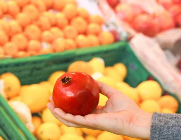 Жіноча Рука Вибирає Гранат Супермаркеті Концепція Здорової Їжі Біо Вегетаріанська — стокове фото