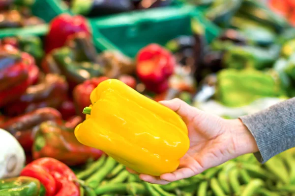 Жіноча Рука Вибирає Перець Супермаркеті Концепція Здорової Їжі Біо Вегетаріанська — стокове фото