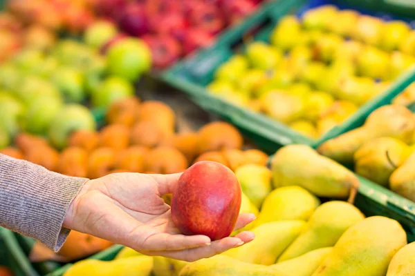 Жіноча Рука Вибирає Сливу Супермаркеті Концепція Здорової Їжі Біо Вегетаріанська — стокове фото