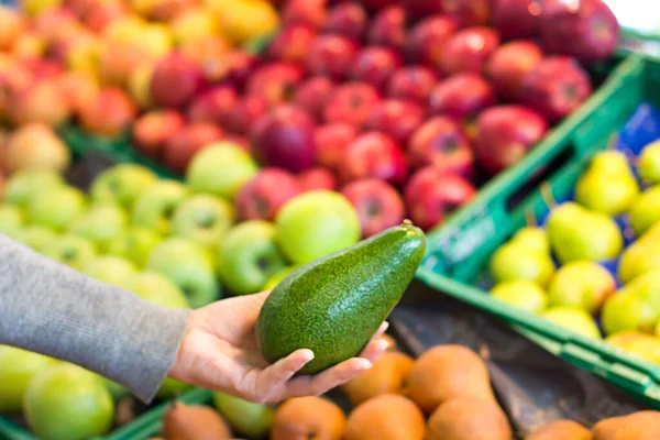 Жіноча Рука Вибирає Авокадо Супермаркеті Концепція Здорової Їжі Біо Вегетаріанська — стокове фото