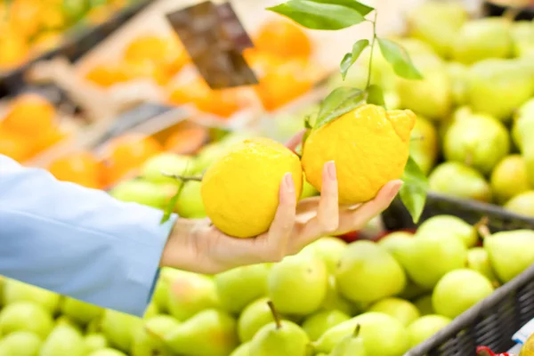 Kobieta Wybiera Pomarańcze Supermarkecie Pojęcie Zdrowej Żywności Bio Wegetariańskie Dieta — Zdjęcie stockowe