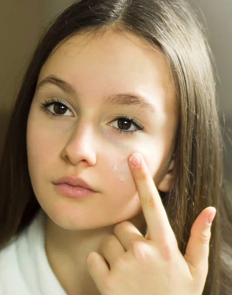 Portret Van Een Mooi Meisje Met Huidproblemen Spiegel — Stockfoto