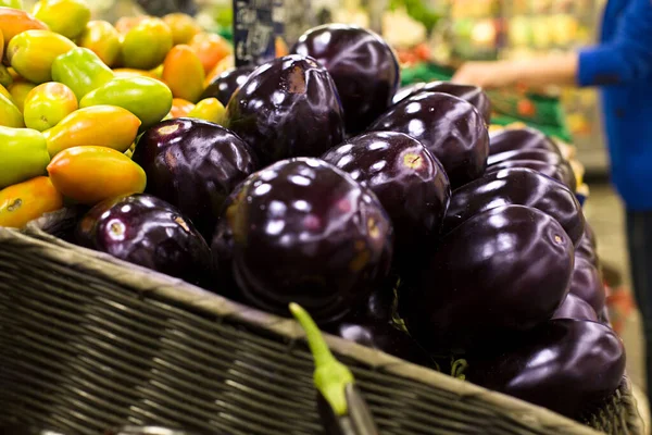 Свіжі Баклажани Супермаркеті Концепція Здорової Їжі Біо Вегетаріанська Дієта — стокове фото