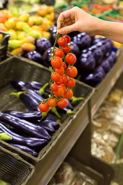 Жінка Вибирає Свіжі Помідори Супермаркеті Концепція Здорової Їжі Біо Вегетаріанська — стокове фото