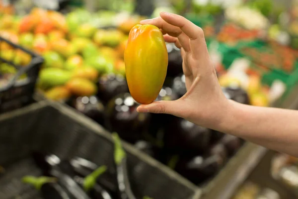 Жінка Вибирає Свіжий Помідор Супермаркеті Концепція Здорової Їжі Біо Вегетаріанська — стокове фото