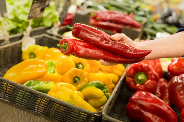 Жінка Вибирає Свіжий Перець Супермаркеті Концепція Здорової Їжі Біо Вегетаріанська — стокове фото
