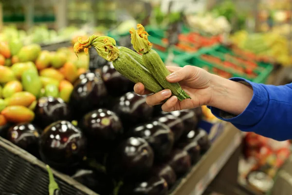Жінка Вибирає Кабачки Супермаркеті Концепція Здорової Їжі Біо Вегетаріанська Дієта — стокове фото