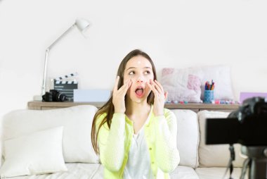 Genç kız blogcu şirin güzellik kozmetik ürünleri sunuyor ve sosyal ağlara canlı yayın yapıyor. Genç kızları etkileyen blog yazarına odaklan. Güzellik blogcusu ve vlog konsepti.