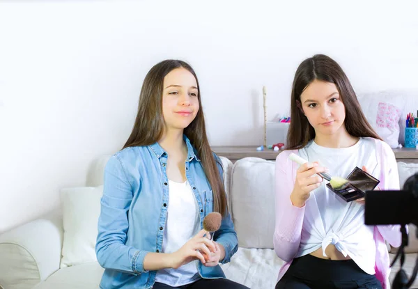 Duas Blogueiras Beleza Meninas Bonitos Apresentando Produtos Cosméticos Beleza Transmitindo — Fotografia de Stock