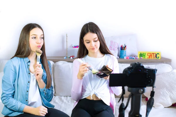 Duas Blogueiras Beleza Meninas Bonitos Apresentando Produtos Cosméticos Beleza Transmitindo — Fotografia de Stock