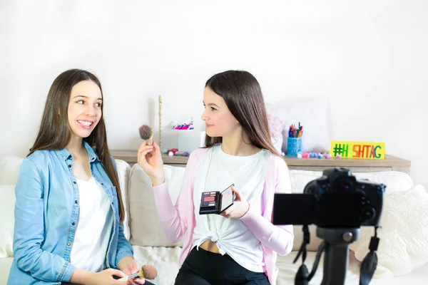 2人の美容ブロガーかわいい女の子は 美容化粧品製品を提示し ソーシャルネットワークにライブビデオを放送します ブロガー10代の女の子の影響力に焦点を当てます 美容ブロガーと十代のフォロワーのためのVlogの概念 — ストック写真