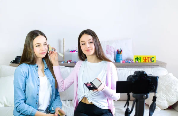 Two Beauty Blogger Cute Girls Presenting Beauty Cosmetic Products Broadcasting — Stock Photo, Image