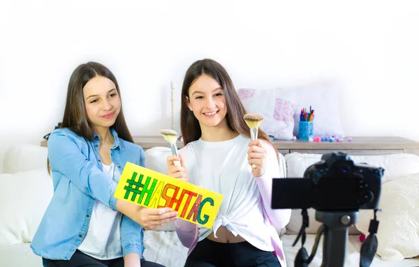 Δύο Όμορφα Blogger Χαριτωμένα Κορίτσια Παρουσιάζουν Καλλυντικά Προϊόντα Ομορφιάς Και — Φωτογραφία Αρχείου
