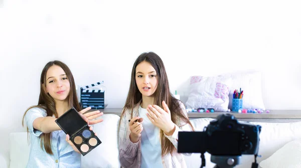 Duas Blogueiras Beleza Meninas Bonitos Apresentando Produtos Cosméticos Beleza Transmitindo — Fotografia de Stock