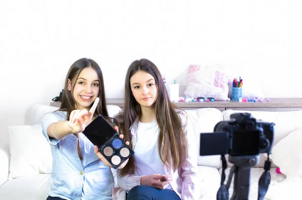 Δύο Όμορφα Blogger Χαριτωμένα Κορίτσια Παρουσιάζουν Καλλυντικά Προϊόντα Ομορφιάς Και — Φωτογραφία Αρχείου