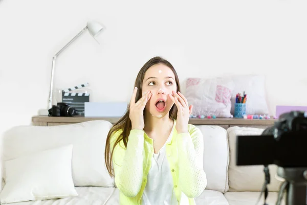 Genç kız blogcu şirin güzellik kozmetik ürünleri sunuyor ve sosyal ağlara canlı yayın yapıyor. Genç kızları etkileyen blog yazarına odaklan. Güzellik blogcusu ve vlog konsepti.
