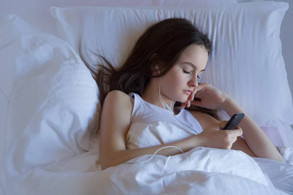 Ragazza Adolescente Che Utilizza Telefono Cellulare Risveglio Sente Bene Mattino — Foto Stock