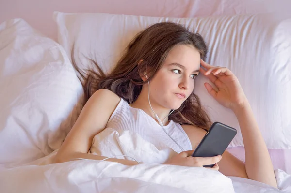 Ragazza Adolescente Che Utilizza Telefono Cellulare Risveglio Sente Bene Mattino — Foto Stock