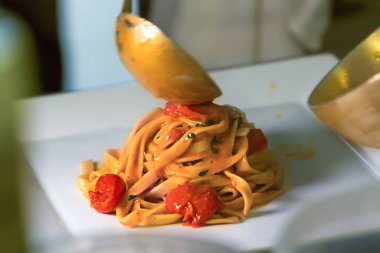 Karides makarna ya da spagetti beyaz tabak - seçici odak ve İtalyan yemeği konsepti