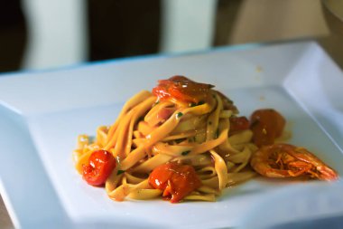 Karides makarna ya da spagetti beyaz tabak - seçici odak ve İtalyan yemeği konsepti