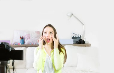 Genç kız blogcu şirin güzellik kozmetik ürünleri sunuyor ve sosyal ağlara canlı yayın yapıyor. Genç kızları etkileyen blog yazarına odaklan. Güzellik blogcusu ve vlog konsepti.