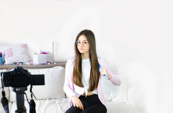 Teen Girl Blogger Présente Des Produits Beauté Peigne Transmet Des — Photo