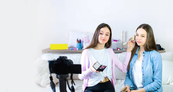 Duas Blogueiras Beleza Meninas Bonitos Apresentando Produtos Cosméticos Beleza Transmitindo — Fotografia de Stock