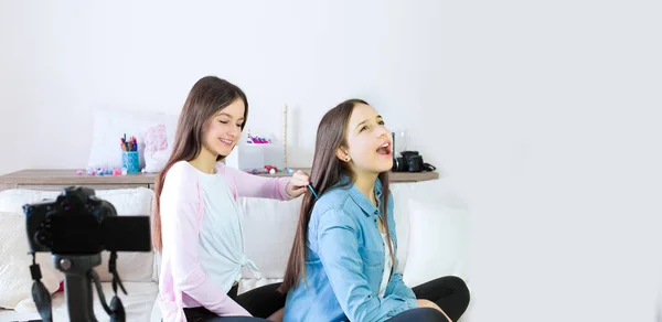 Dos Adolescentes Bloguera Presenta Productos Belleza Peines Transmite Vídeo Vivo —  Fotos de Stock