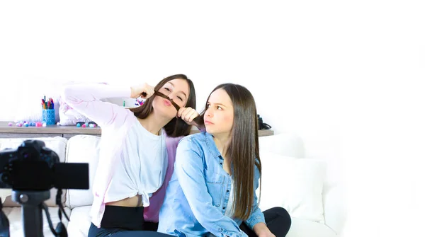 Duas Blogueiras Adolescentes Apresentam Produtos Beleza Pentes Transmite Vídeo Vivo — Fotografia de Stock