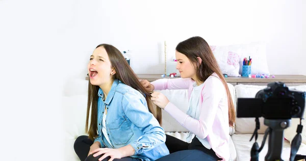 Dos Adolescentes Bloguera Presenta Productos Belleza Peines Transmite Vídeo Vivo —  Fotos de Stock