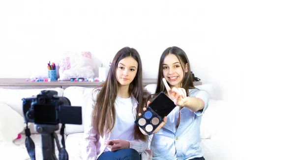 Dos Chicas Lindas Blogger Belleza Presentando Productos Cosméticos Belleza Transmitiendo — Foto de Stock