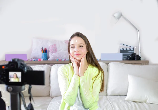 Adolescente Blogueuse Mignonne Présentant Des Produits Cosmétiques Beauté Diffusion Vidéo — Photo