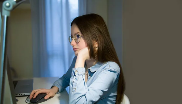 Teen Girl Working Her Homework Computer Typing Information Computer Side — Stock Photo, Image