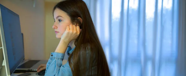 Teen Girl Working Her Homework Computer Typing Information Computer Side — Stock Photo, Image