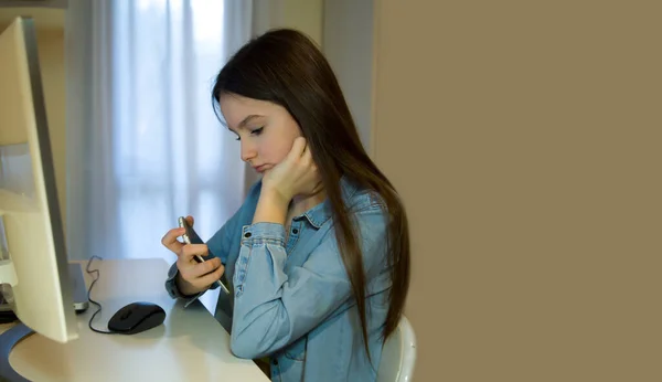 Teen Girl Working Her Homework Computer Typing Information Mobile Phone — Stock Photo, Image