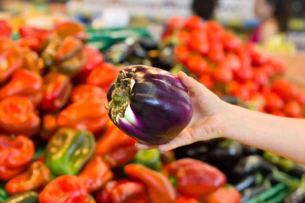 Жінка Вибирає Баню Супермаркеті Концепція Здорової Їжі Біо Вегетаріанська Дієта — стокове фото