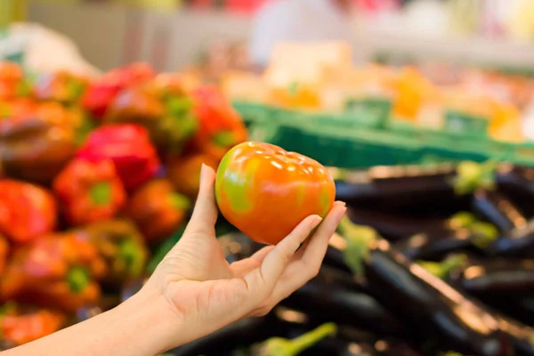 Жінка Вибирає Помідор Супермаркеті Концепція Здорової Їжі Біо Вегетаріанська Дієта — стокове фото